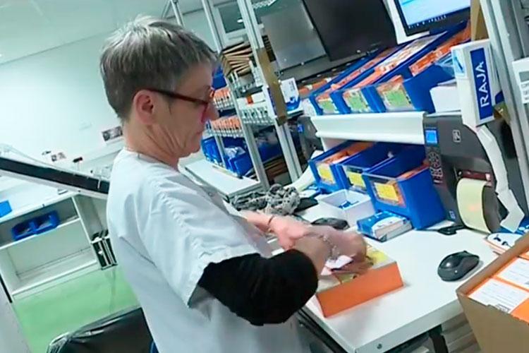 En operatör avslutar paketeringen av Cotral Lab brusreducerande hörselskydd
